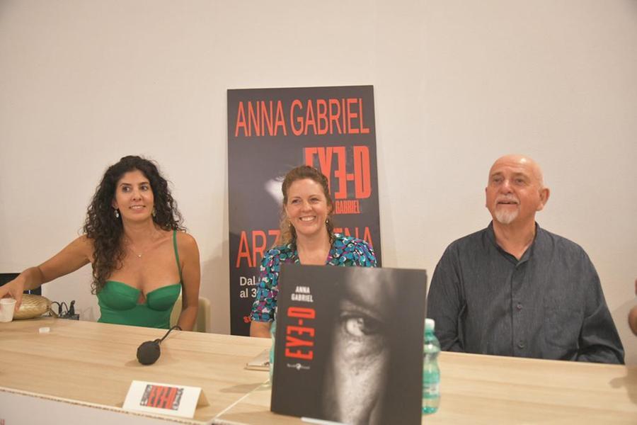
	L'ex leader dei Genesis si &egrave; presentato a sorpresa al Museo civico per inaugurare la mostra della figlia Anna, fotografa e regista<em> (foto Vanna Sanna)</em>

