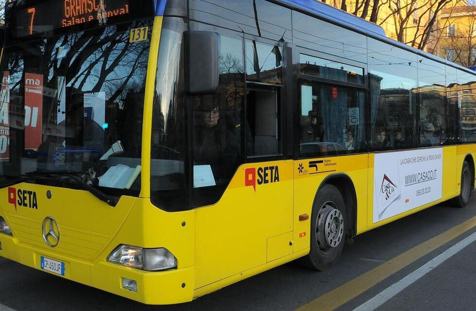 Un autobus in una foto d'archivio