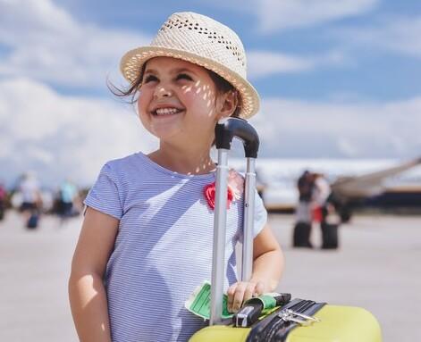 Proteggere i bambini in vacanza, dal kit in valigia alle creme solari 