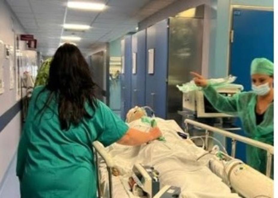 Il trasferimento di un paziente in barella da parte del personale Aoup (archivio)