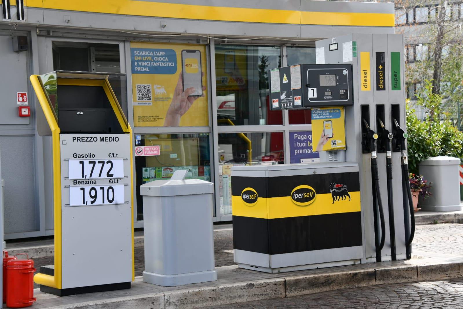 Un totem con i prezzi medi regionali dei carburanti esposto in un distributore lucchese (Foto Sernacchioli)