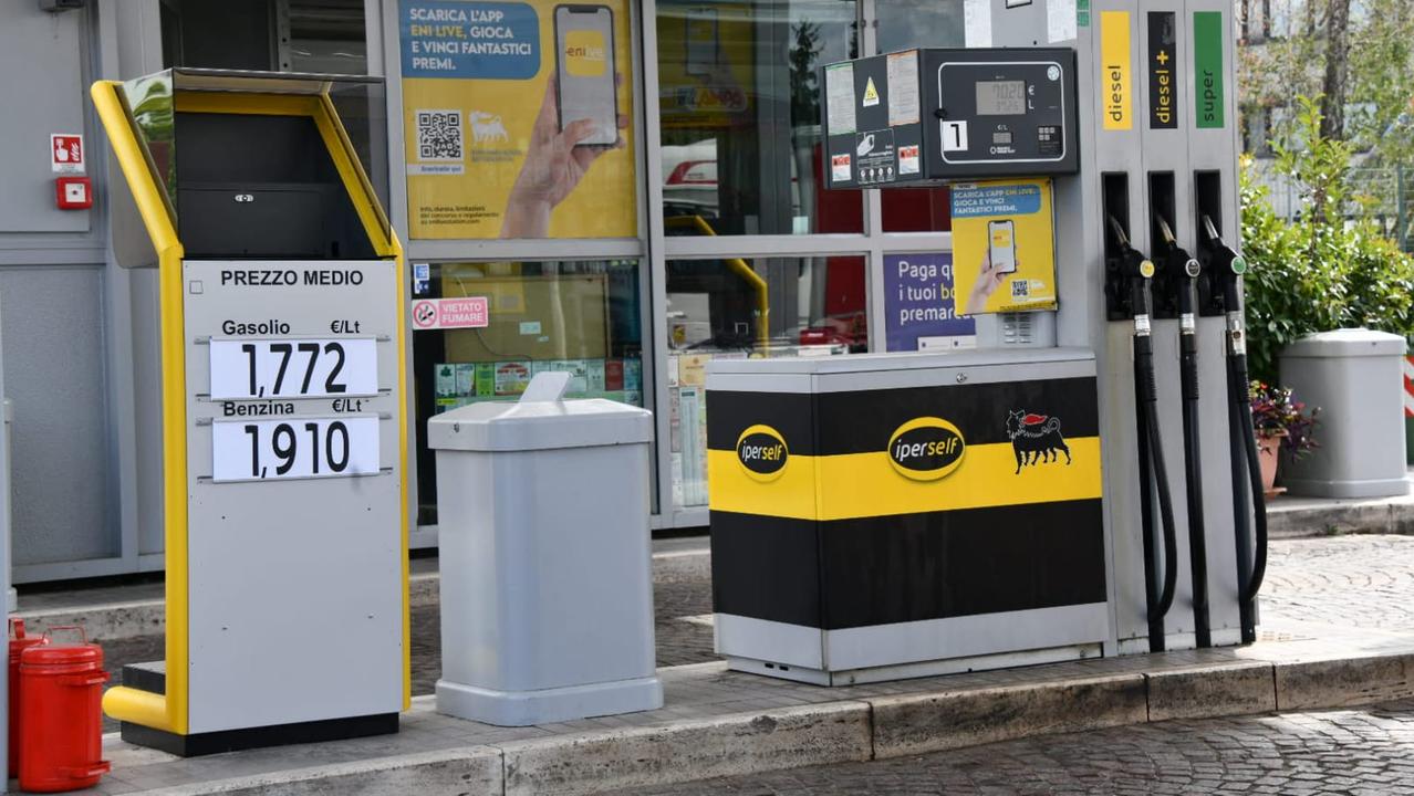 Un totem con i prezzi medi regionali dei carburanti esposto in un distributore lucchese (Foto Sernacchioli)