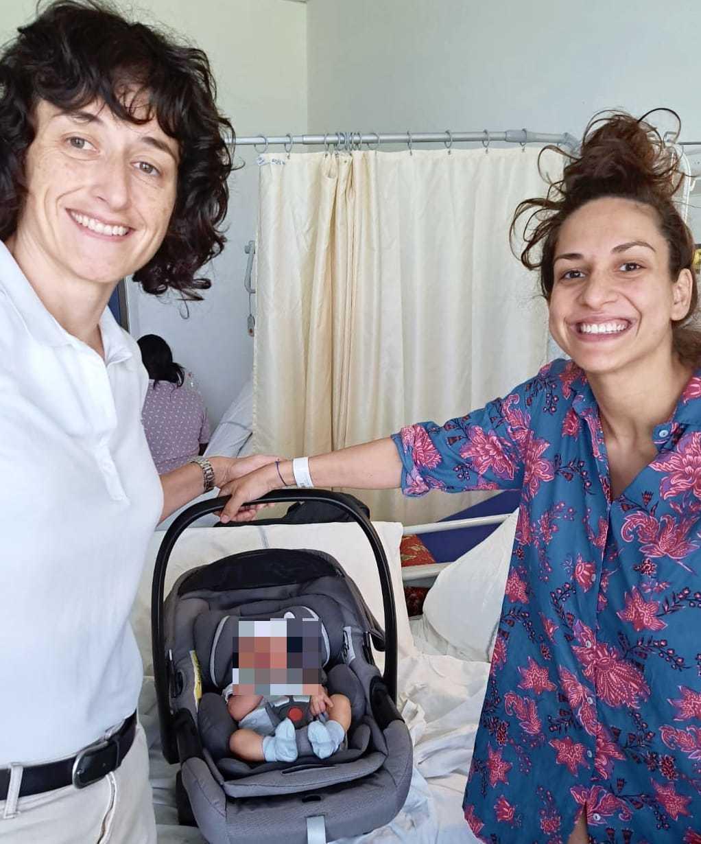 In foto le due neo mamme Elena Sinimberghi e la compagna Giulia Giannelli col figlio Alberto nato da pochi giorni