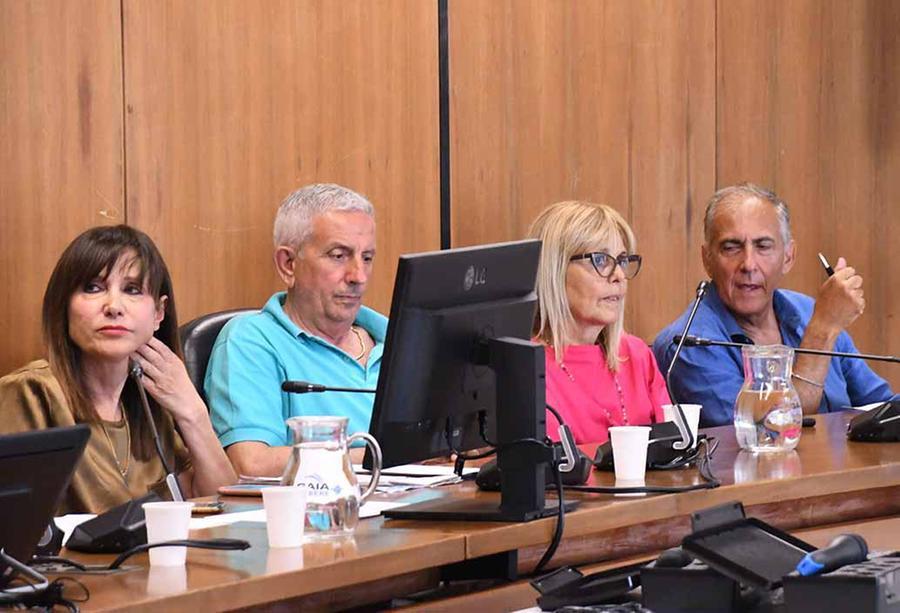 Via l’oncologia dal Monoblocco di Carrara: tutta la politica al fianco della sindaca
