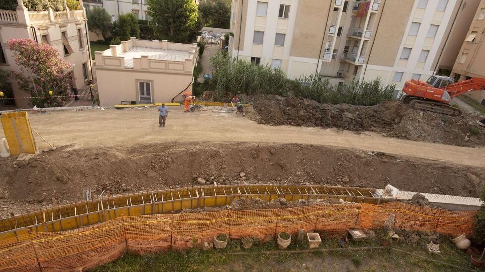 Il cantiere per lo stombamento del rio Maggiore nella zona di via Toti