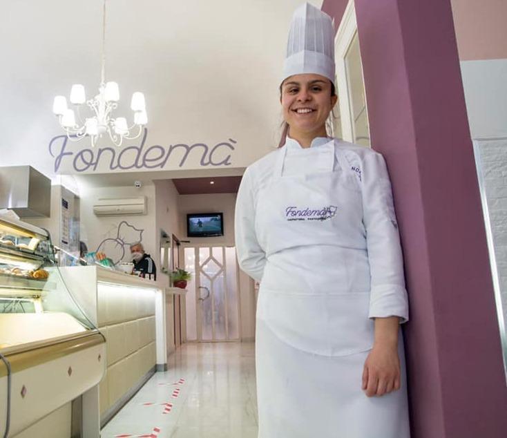 Debora Mangini all’interno di Fondemà a fianco del Duomo