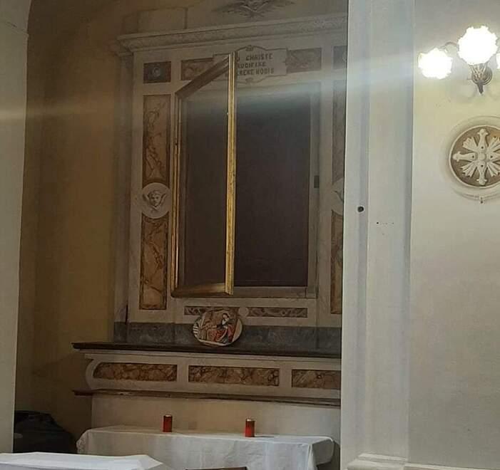 La teca aperta dentro cui era custodito il quadro portato via dai ladri nel raid in chiesa a Montefalcone messo a segno tra ieri e l’ultima messa di metà giugno