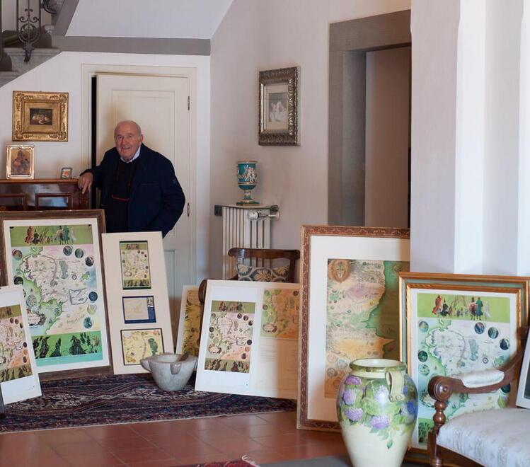 Alberto Ceccarelli nella sua abitazione pratese con alcune delle mappe disegnate da Pauline Baynes
