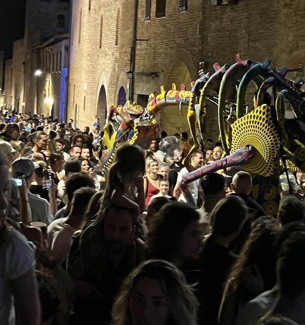 Il borgo alto di Certaldo affollato di turisti durante Mercantia