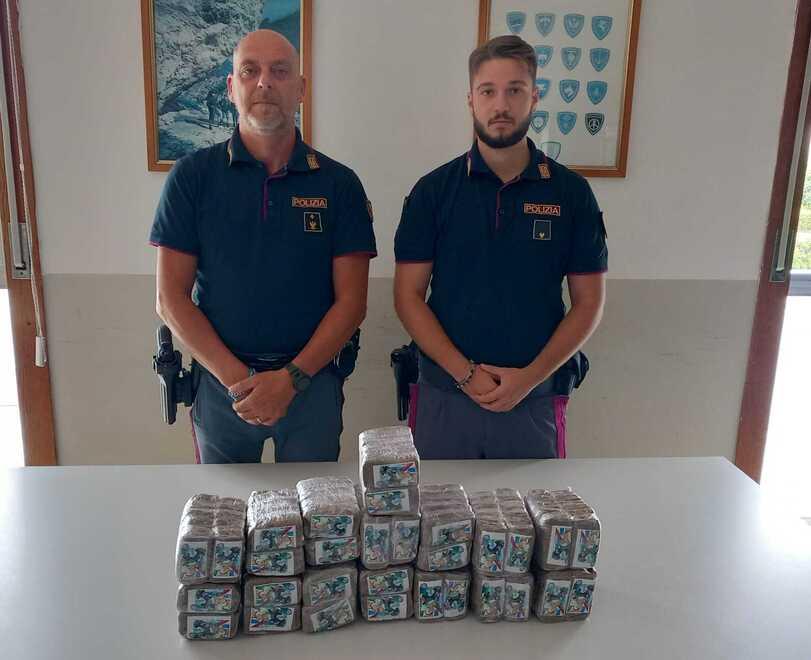 I poliziotti con i 15 panetti di hashish trovati nel bagagliaio di un’auto vicino al casello di Lucca Est