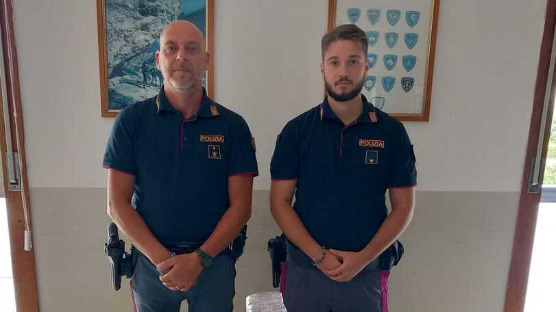 I poliziotti con i 15 panetti di hashish trovati nel bagagliaio di un’auto vicino al casello di Lucca Est