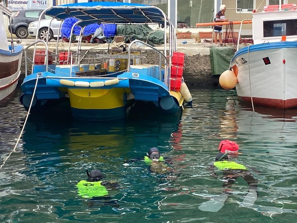 Gli spazzini-sub impegnati a raccogliere i rifiuti abbandonati sul fondo del mare