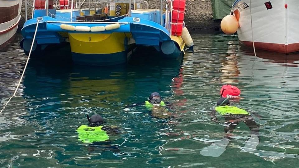 Gli spazzini-sub impegnati a raccogliere i rifiuti abbandonati sul fondo del mare