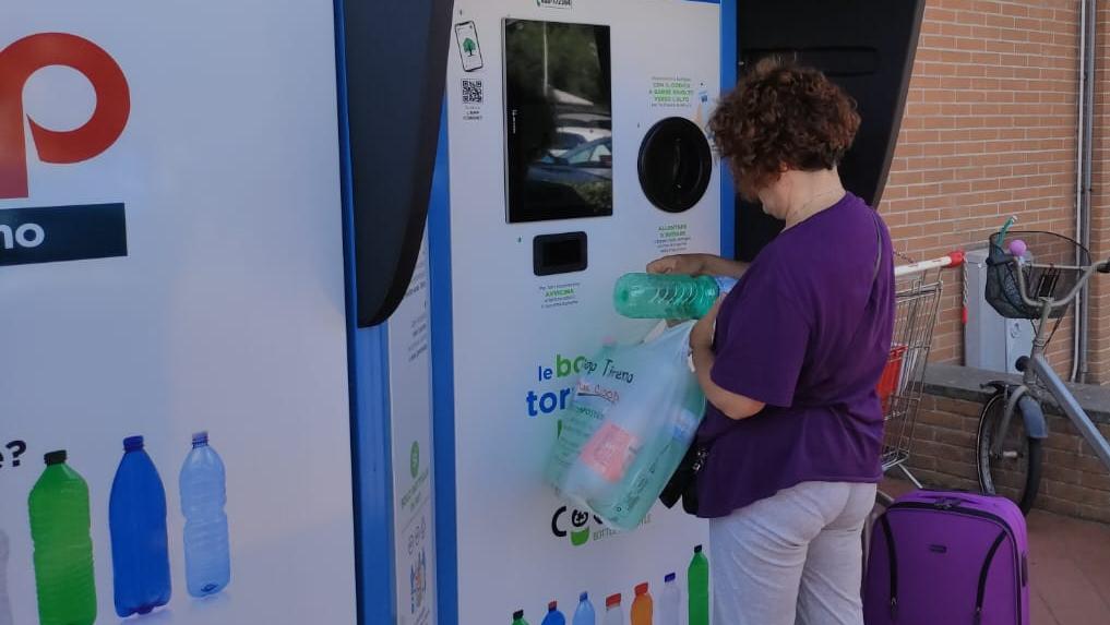 L’ecocompattatore Coripet che “mangia” le bottiglie di plastica