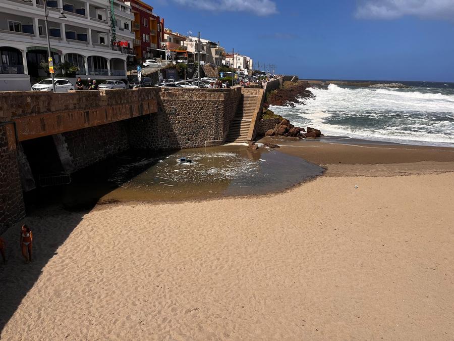 A Castelsardo si rompe una fognatura, i liquami finiscono in spiaggia