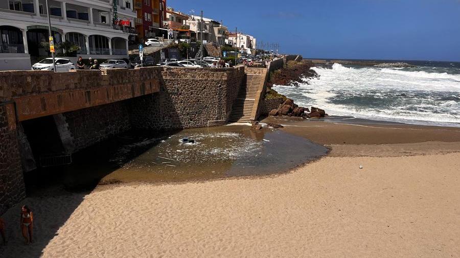 A Castelsardo si rompe una fognatura, i liquami finiscono in spiaggia