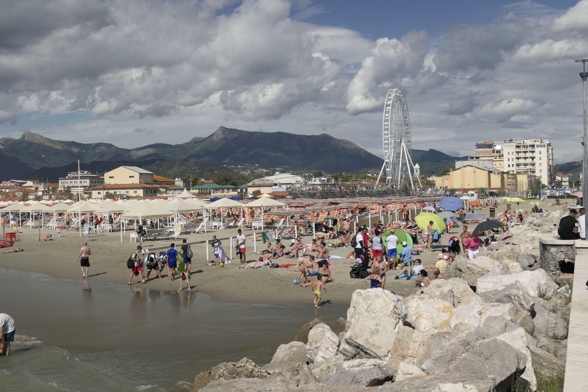 ll tratto di spiaggia libera all’inizio del Molo (foto Paglianti)