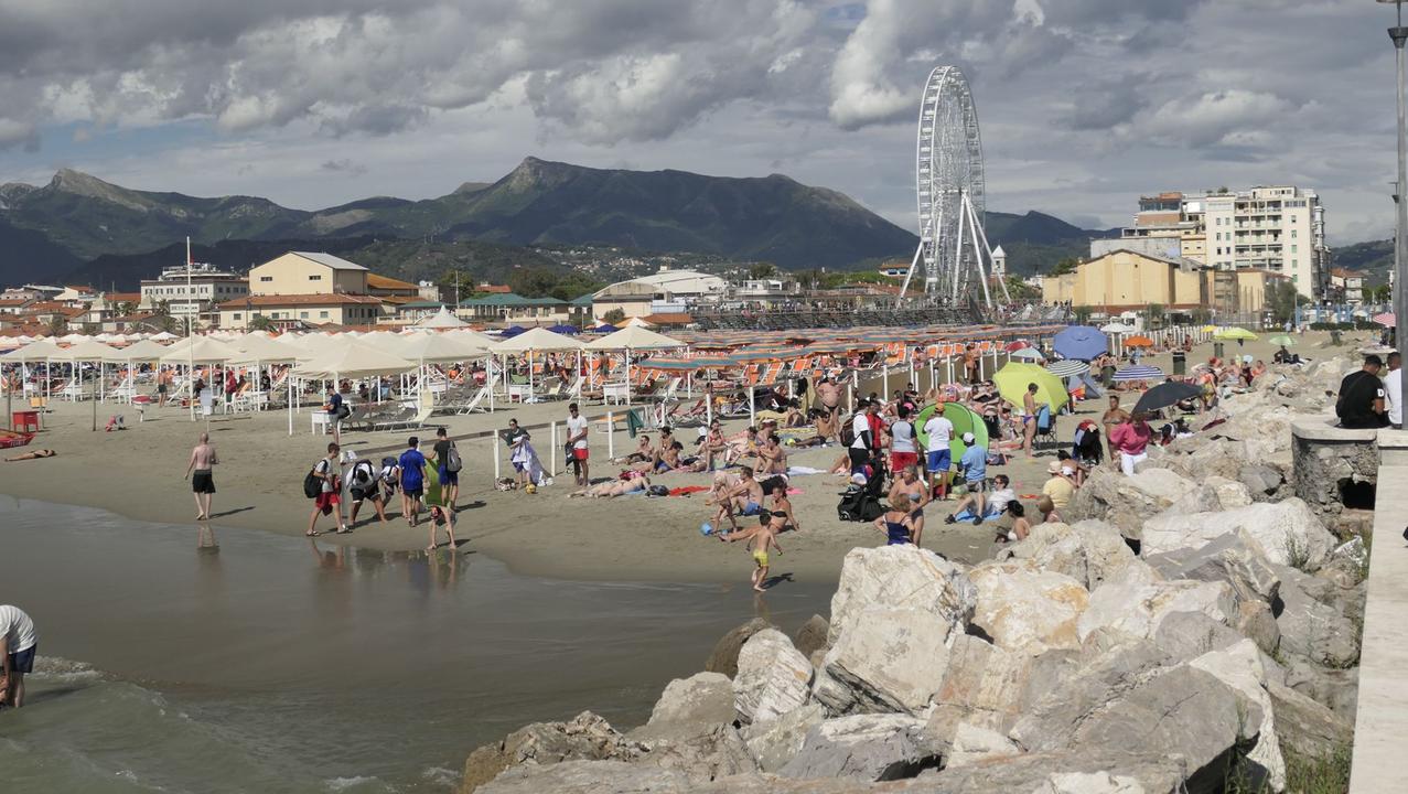 ll tratto di spiaggia libera all’inizio del Molo (foto Paglianti)
