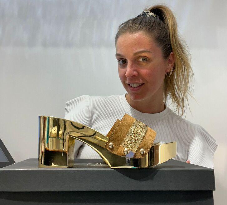 Martina Donzella con uno dei suoi zoccoli placcati in oro