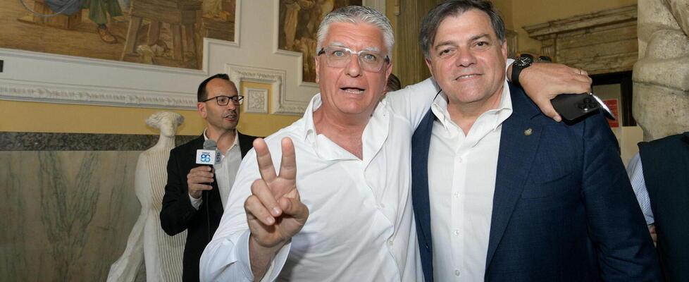 Massimo Mallegni e Alberto Giovannetti dopo la rielezione a sindaco del 29 maggio scorso