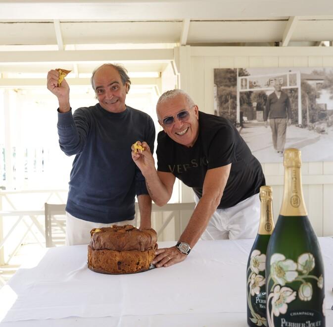 Davide Paolini e Igles Corelli con la fetta di panettone