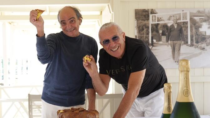 Davide Paolini e Igles Corelli con la fetta di panettone