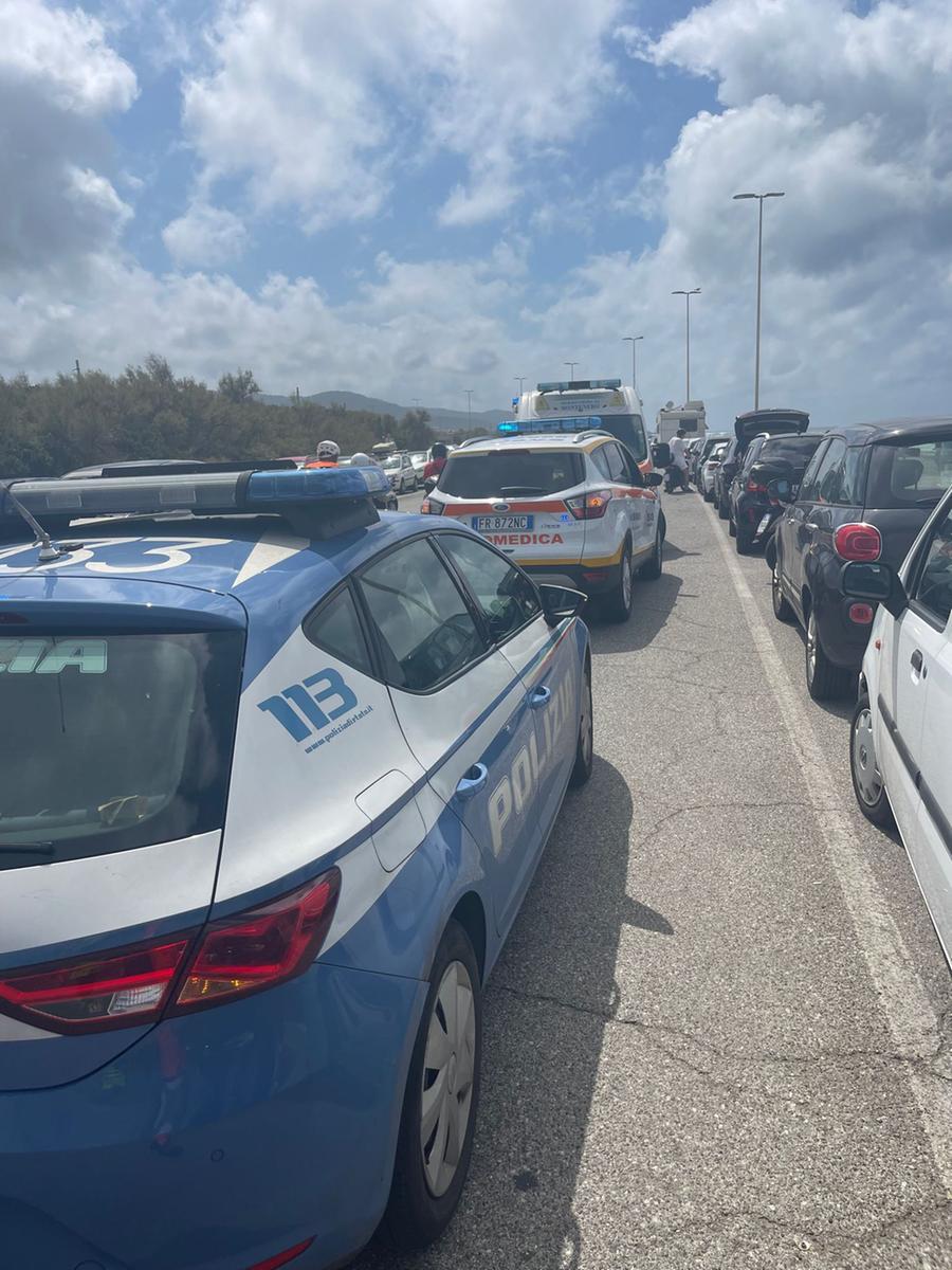 Livorno, entra in mare vestito e finisce nella risacca: soccorso