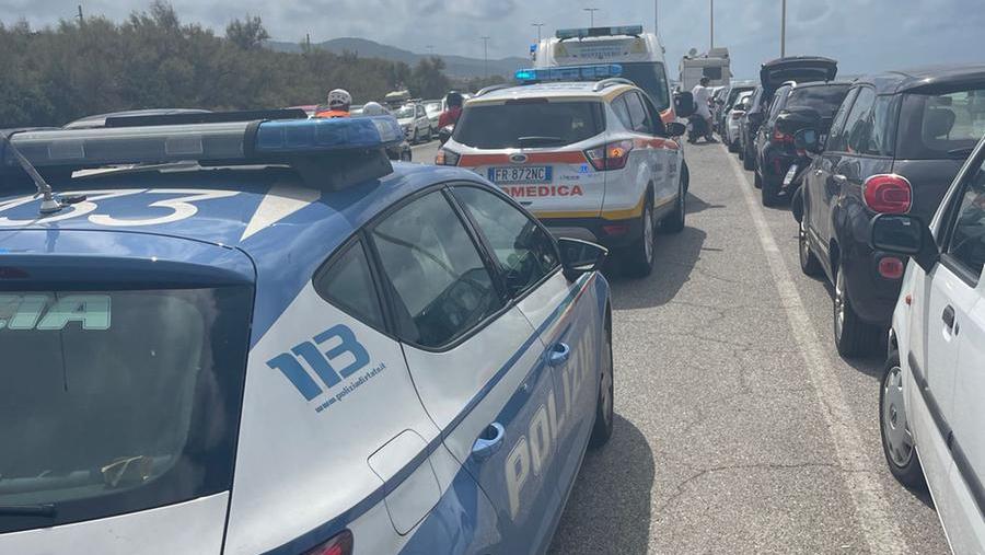 Livorno, entra in mare vestito e finisce nella risacca: soccorso