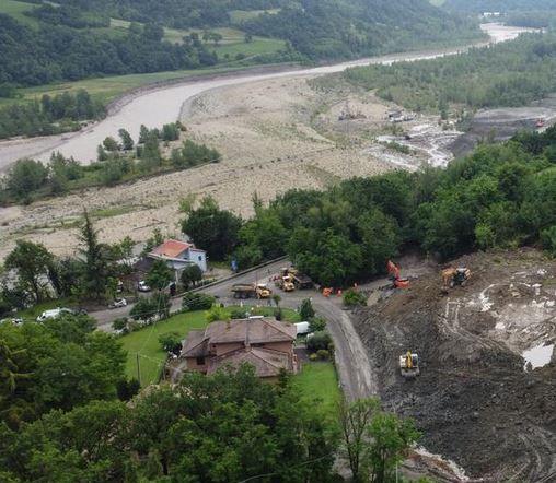 Galleria chiusa e lavori alla frana accerchiano la vallata del Secchia