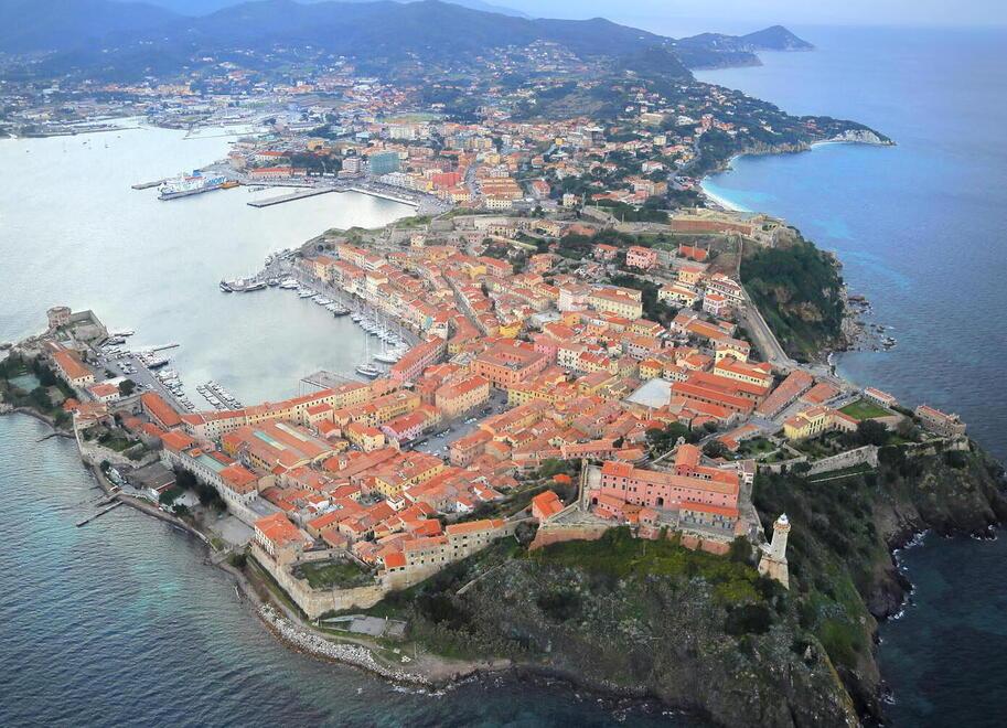 Una veduta aerea del centro storico di Portoferraio