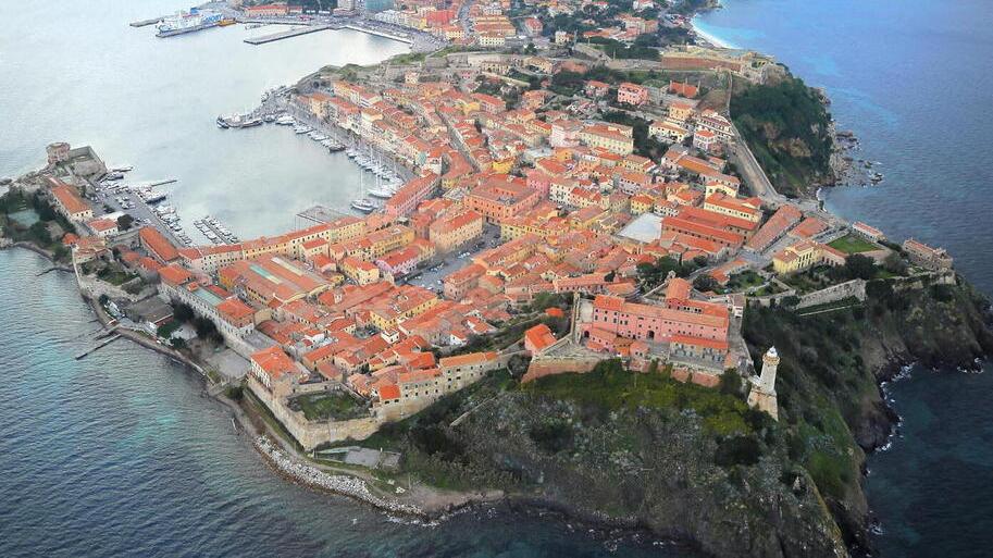 Una veduta aerea del centro storico di Portoferraio