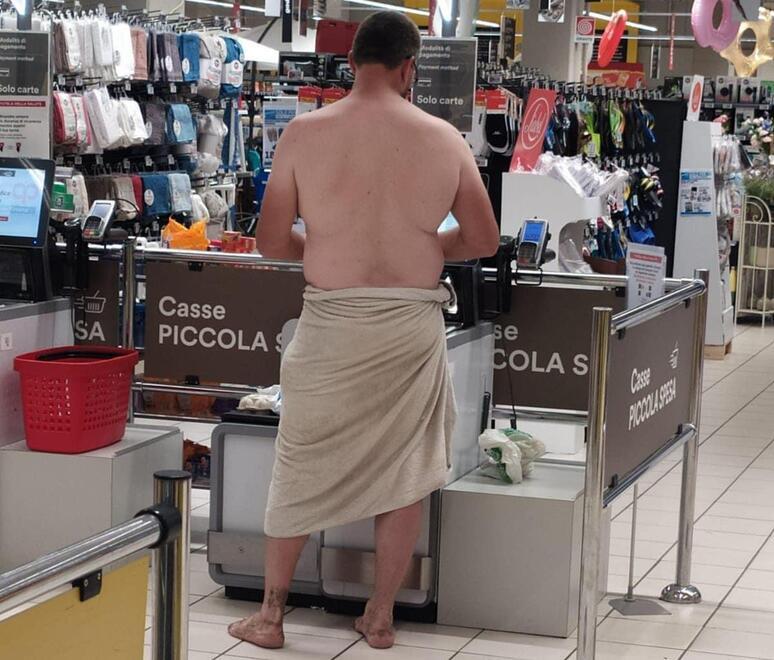 L’uomo immortalato nel supermercato Unicoop di Cecina scalzo e con solo un asciugamano annodato in vita