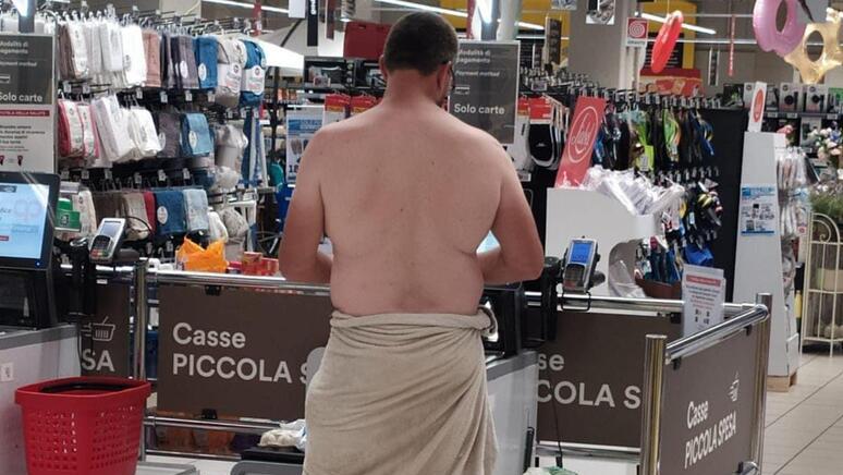 L’uomo immortalato nel supermercato Unicoop di Cecina scalzo e con solo un asciugamano annodato in vita