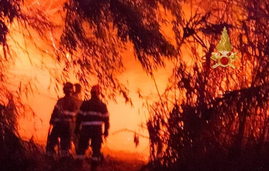 Sud Sardegna circondato dalle fiamme
