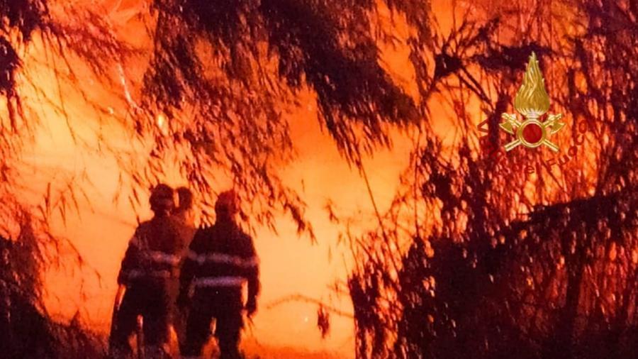Sud Sardegna circondato dalle fiamme