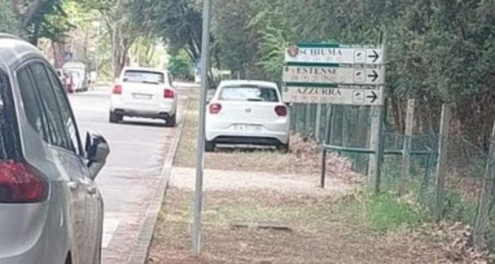 Sosta selvaggia ai Lidi. Auto su marciapiedi e aiuole: multe a go go