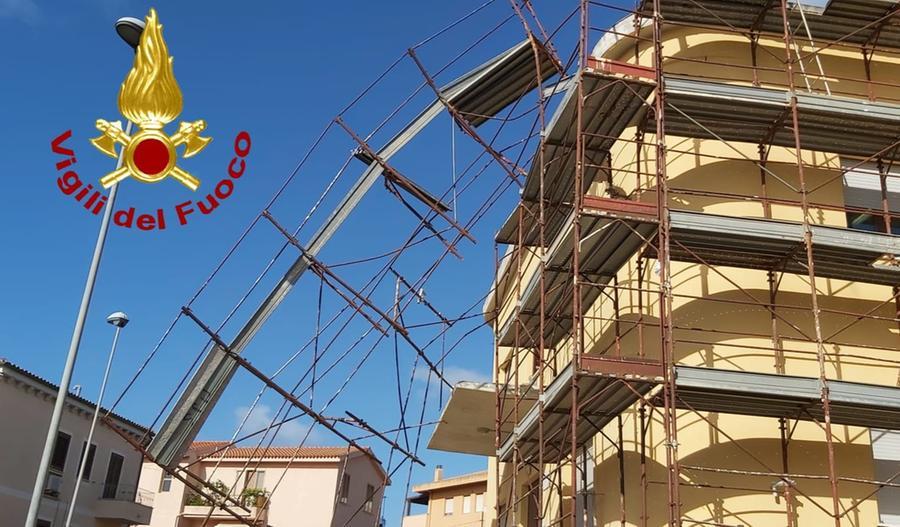 Il vento sferza La Maddalena: pali divelti e impalcature pericolanti