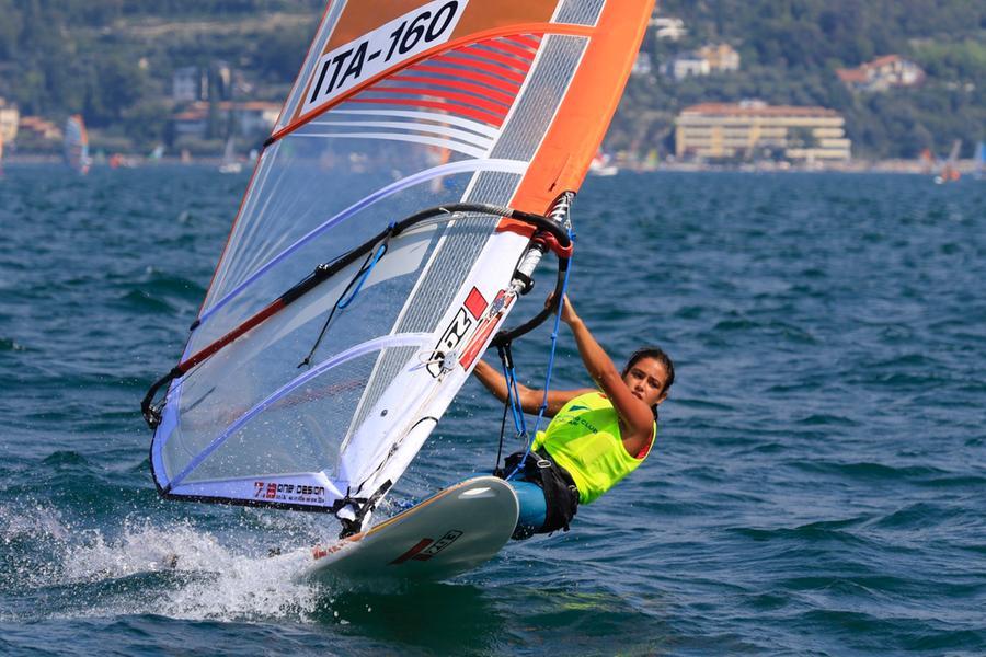 Con Angelina e Marta il windsurf mondiale parla soltanto in sardo