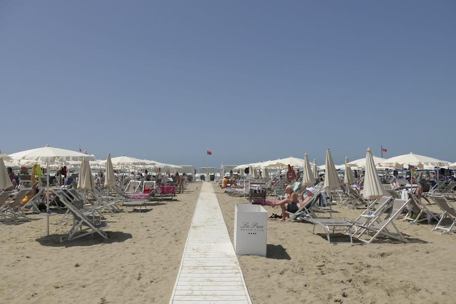 Viareggio, paura in spiaggia: il vento solleva gli ombrelloni – Video