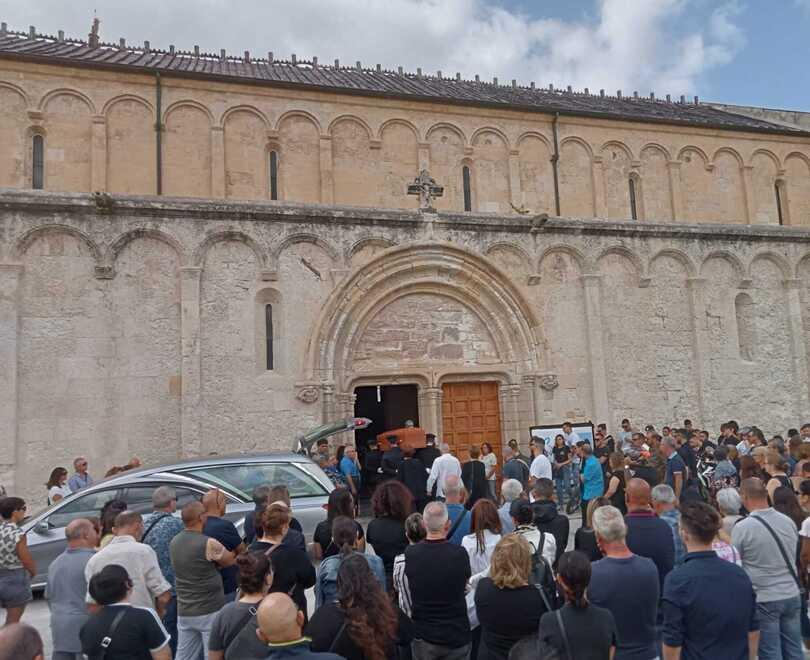 Porto Torres, «Un ragazzo perfetto nella generosità»: tanti amici ai funerali di Cristian Piras 