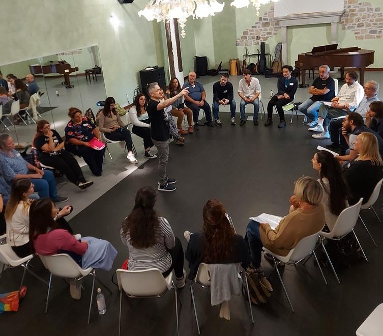 Tutti pazzi per McGlynn e le sue lezioni di canto: «Qui ho trovato il top»