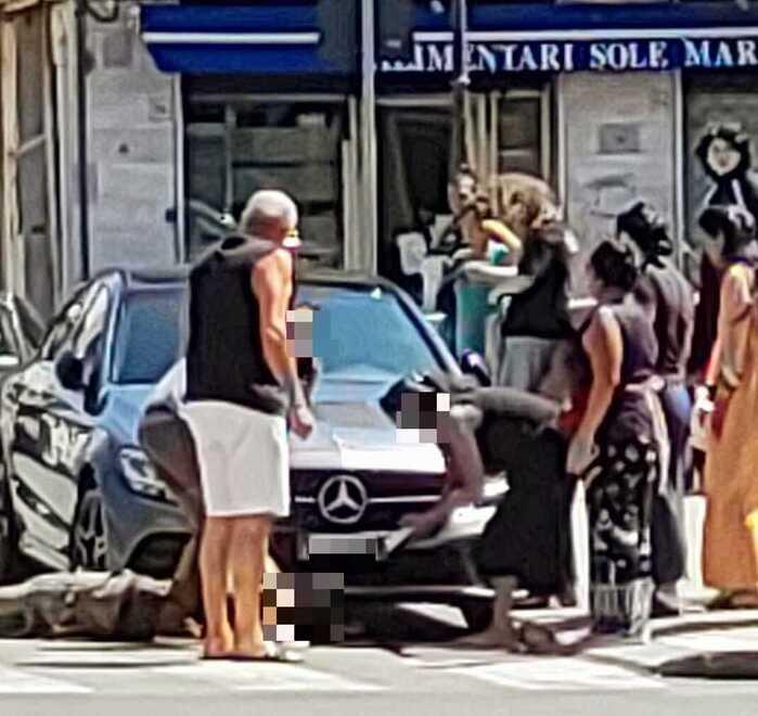 Una persona a terra dopo la rissa (Foto del consigliere comunale Alessandro Perini)