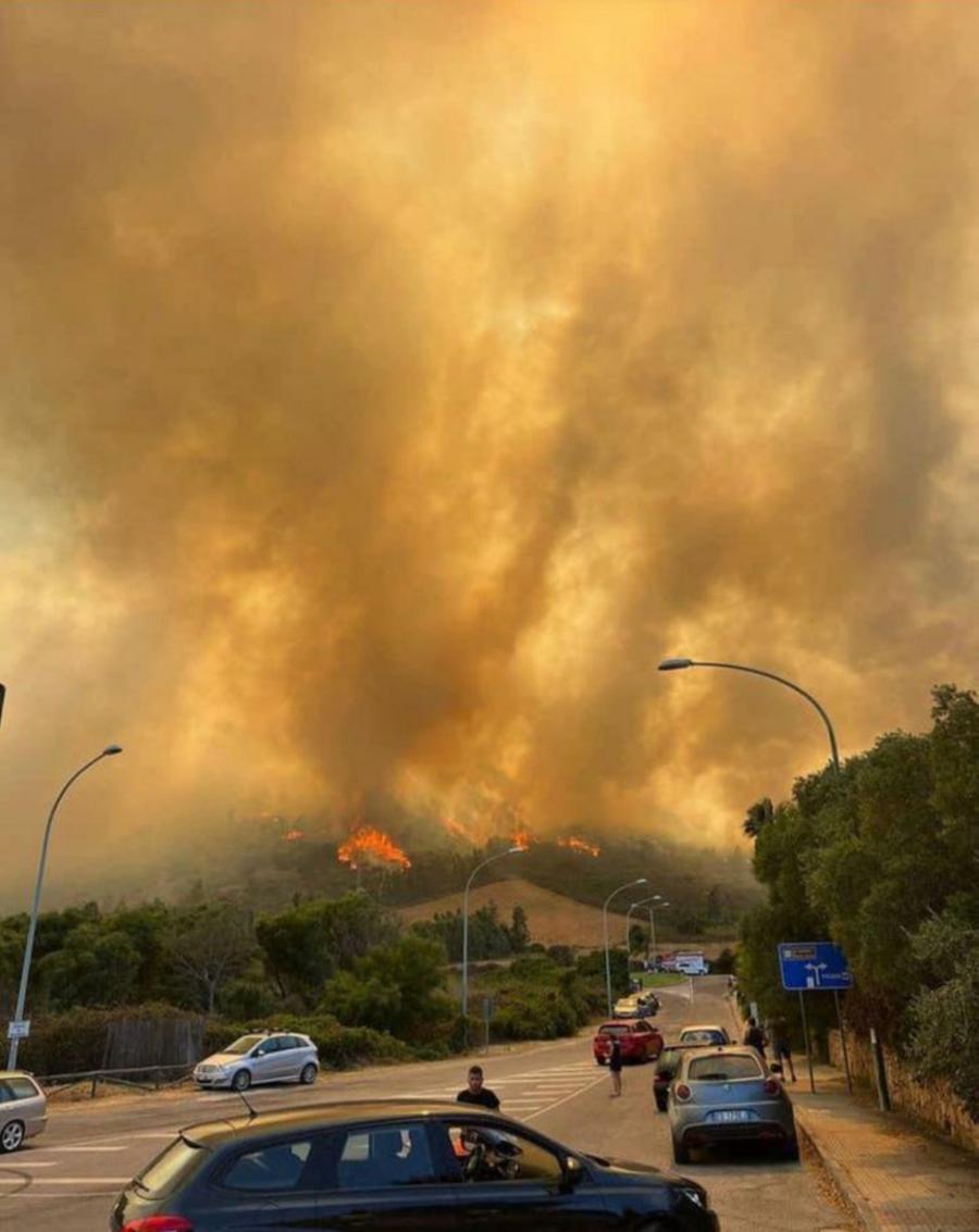 Spaventoso rogo tra La Caletta e Posada, esplosioni e case evacuate