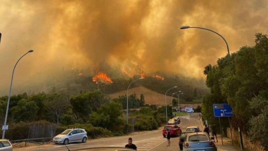 Spaventoso rogo tra La Caletta e Posada, esplosioni e case evacuate