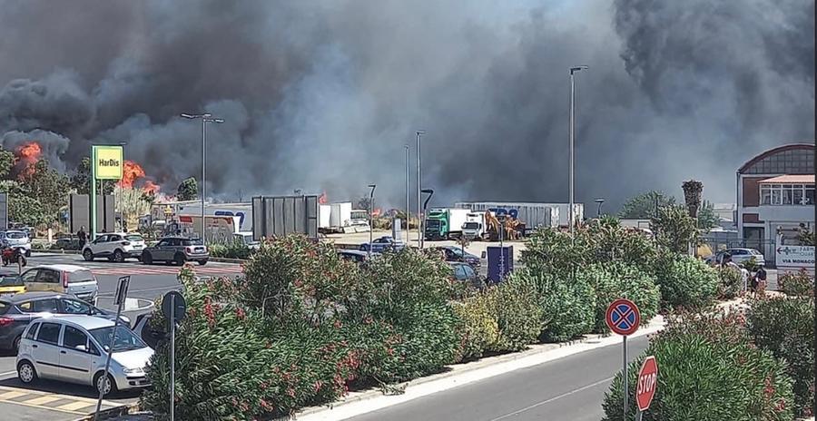 Quartu assediata dal fuoco, chiusa la strada sul lungomare Poetto