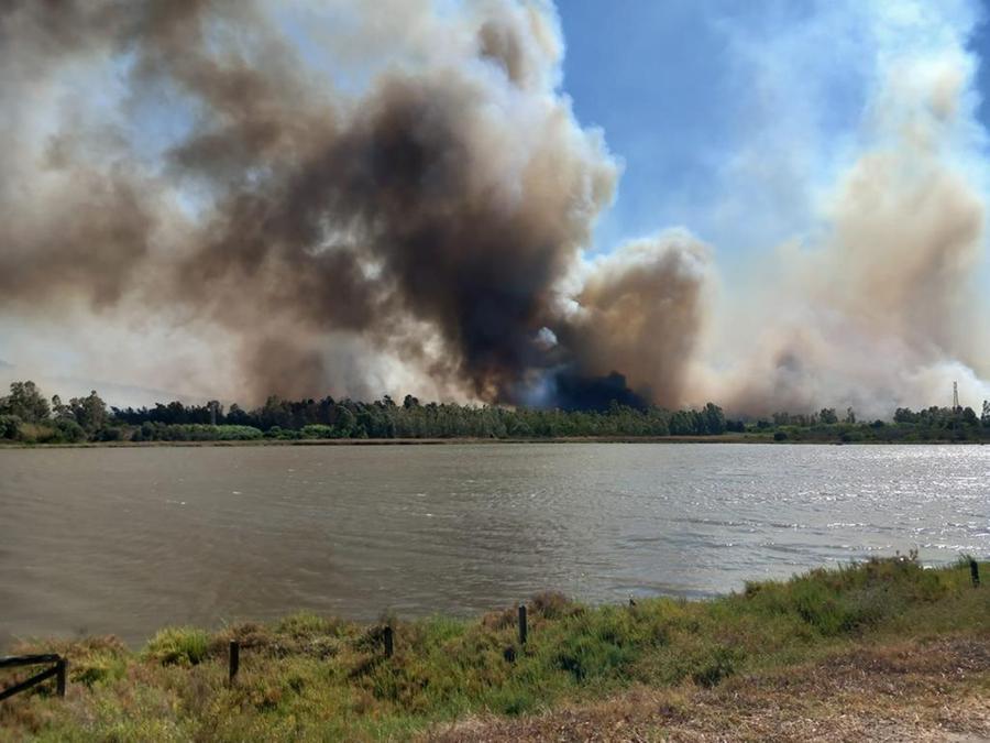 Terribili roghi ed esplosioni tra case e spiagge in Baronia, Sarrabus e Cagliaritano: evacuazioni e strade chiuse al traffico