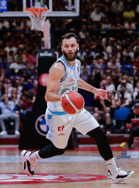 Basket, Stefano Gentile alla Dinamo: «Emulerò Jack e papà»