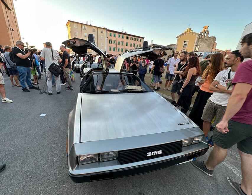 DeLorean a Livorno, tutti pazzi per la macchina del tempo in città