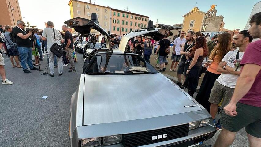 DeLorean a Livorno, tutti pazzi per la macchina del tempo in città