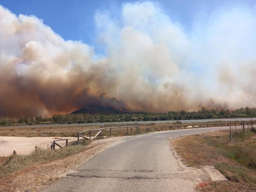 Inferno di fuoco a Posada, due feriti per le esplosioni di bombole di gas
